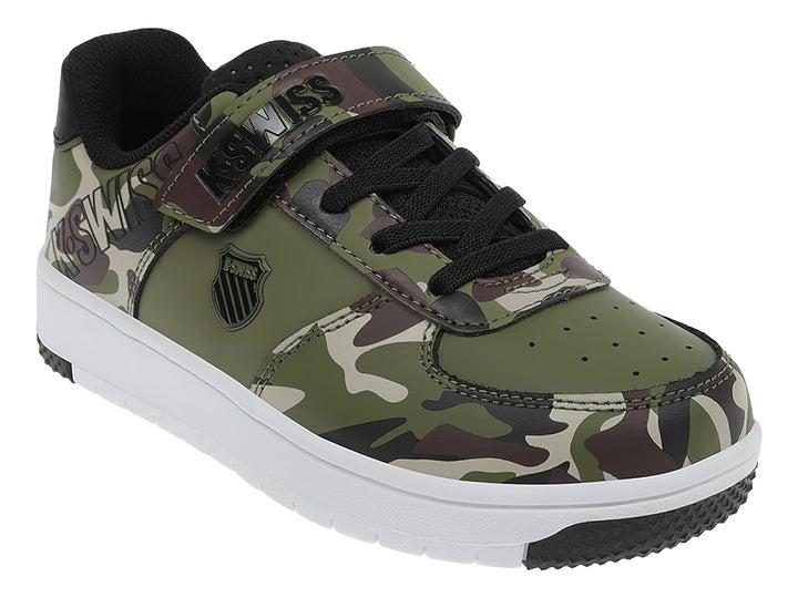 Tenis K-Swiss con estampado de camuflaje verde y negro, suela blanca y correa superior.