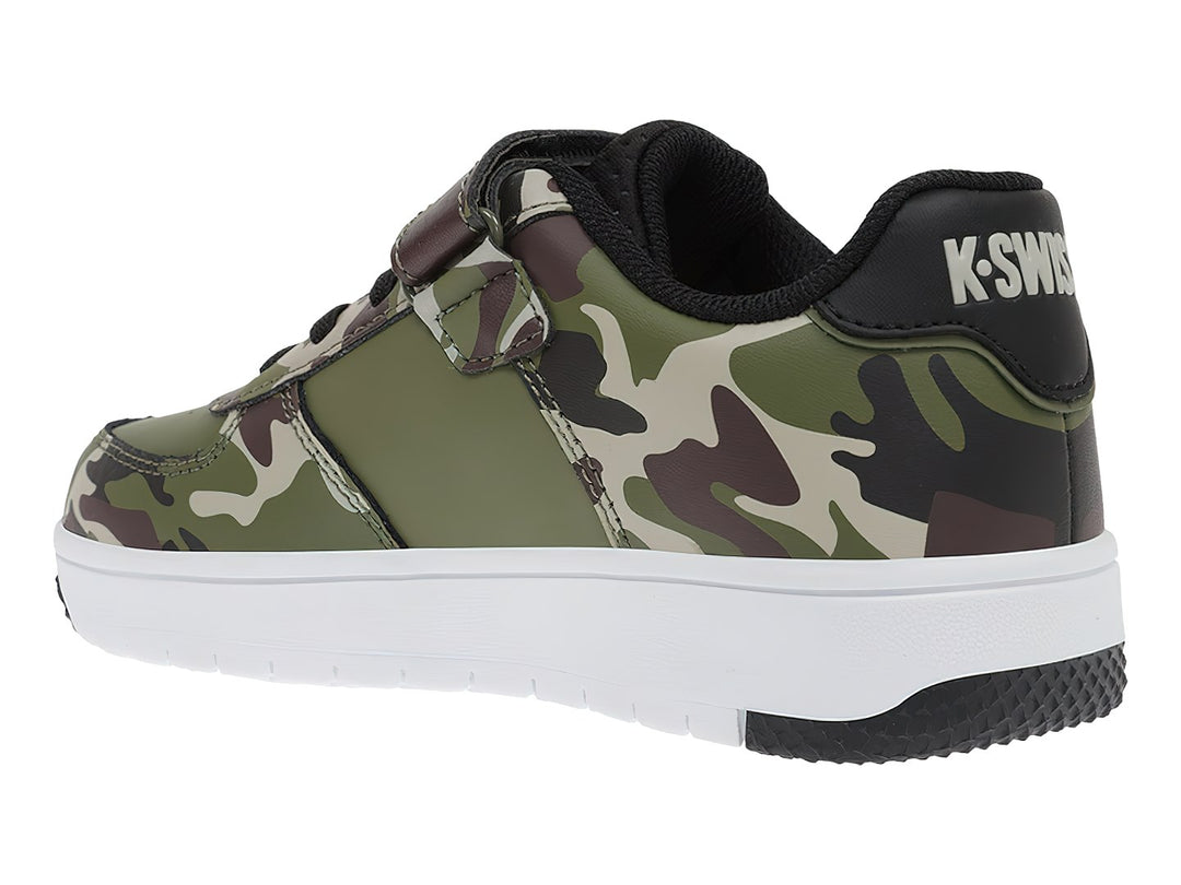 Tenis K-Swiss con estampado de camuflaje verde y negro, suela blanca y correa superior.
