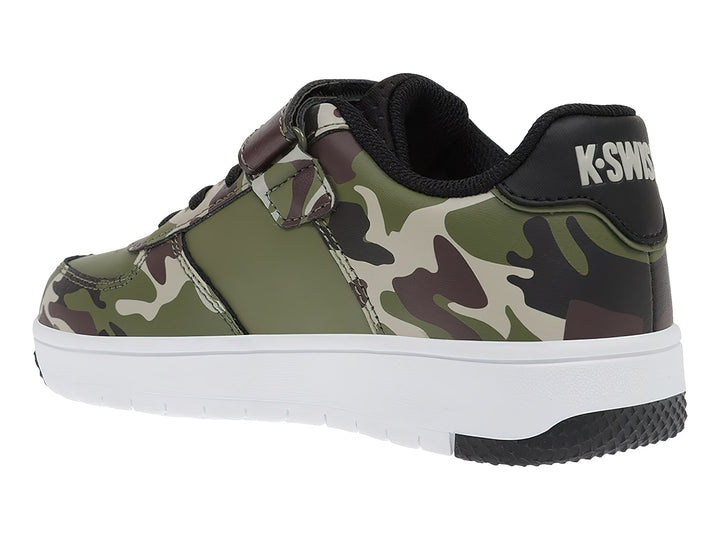 Tenis K-Swiss con estampado de camuflaje verde y negro, suela blanca y correa superior.