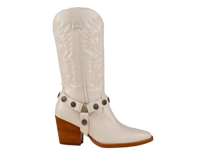 Bota vaquera color latte con tacón marrón y correa con detalles metálicos.