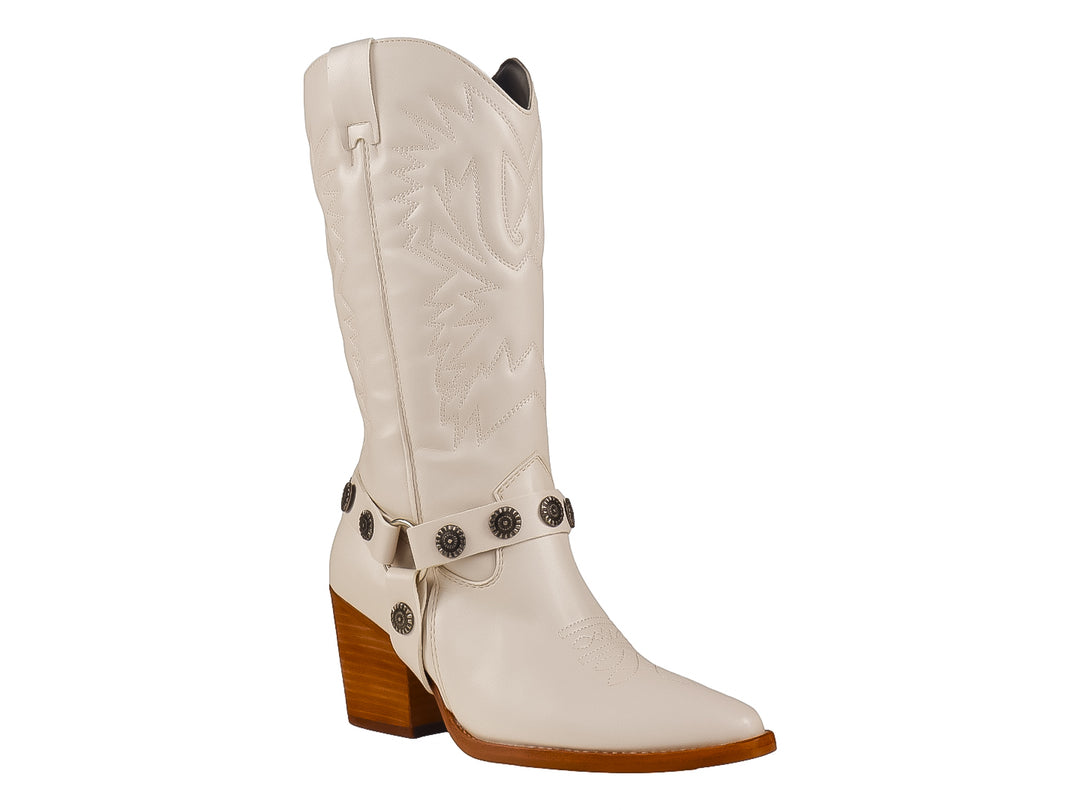 Bota vaquera color latte con tacón marrón y correa con detalles metálicos.