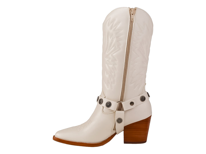 Bota vaquera color latte con tacón marrón y correa con detalles metálicos.
