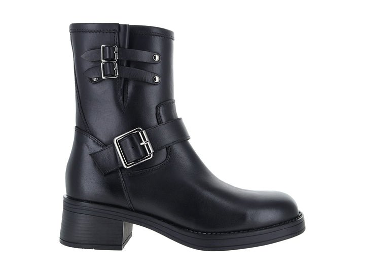 Bota negra para Mujer con tacón cuadrado y tres hebillas plateadas decorativas.