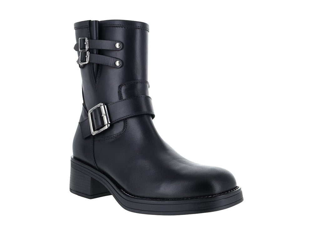 Bota negra para Mujer con tacón cuadrado y tres hebillas plateadas decorativas.