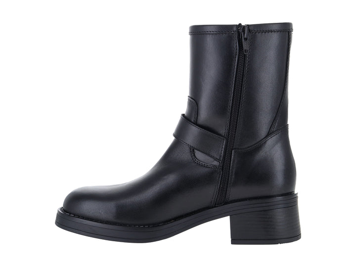 Bota negra para Mujer con tacón cuadrado y tres hebillas plateadas decorativas.