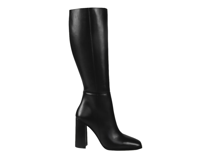 Bota alta de color negro con tacón cuadrado y acabado brillante.