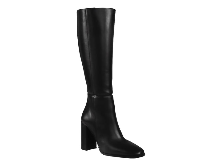 Bota alta de color negro con tacón cuadrado y acabado brillante.