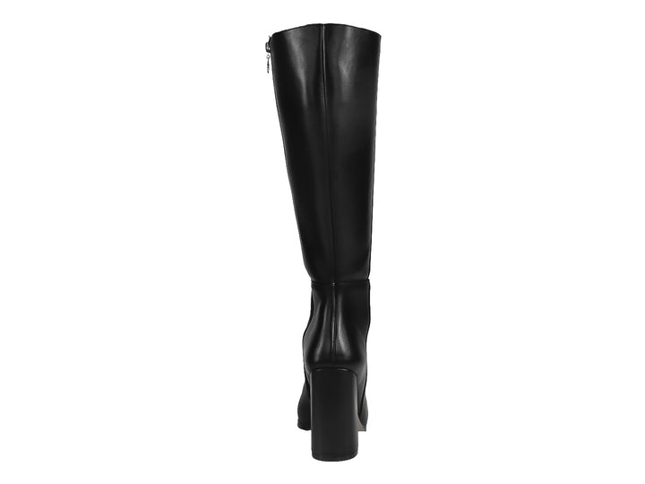 Bota alta de color negro con tacón cuadrado y acabado brillante.