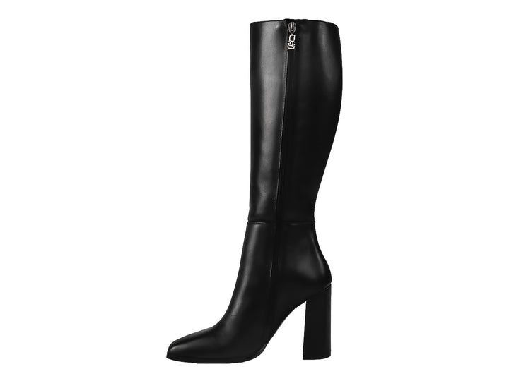 Bota alta de color negro con tacón cuadrado y acabado brillante.
