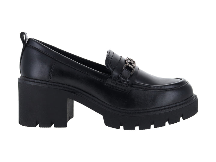Zapato mocasín negro con suela gruesa dentada y hebilla metálica decorativa.
