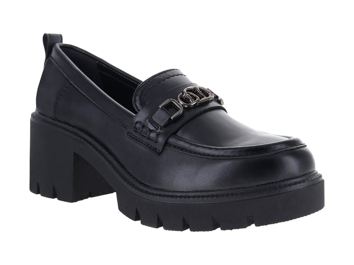 Zapato mocasín negro con suela gruesa dentada y hebilla metálica decorativa.