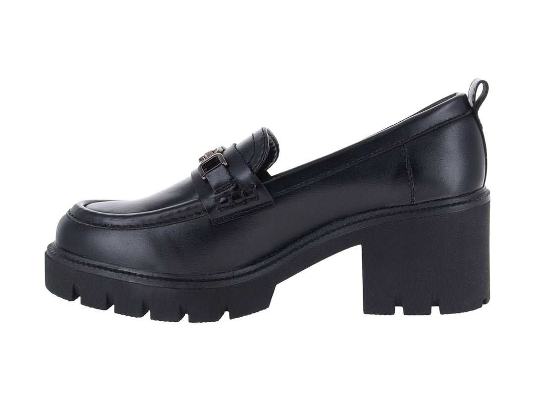 Zapato mocasín negro con suela gruesa dentada y hebilla metálica decorativa.