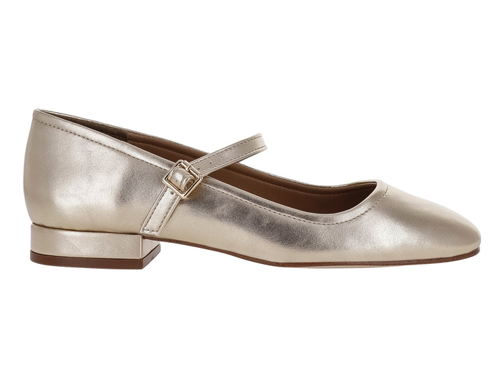 Zapato plano color platino metálico con correa ajustable y tacón bajo cuadrado.