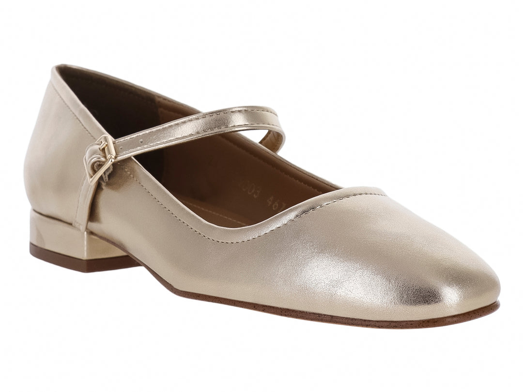 Zapato plano color platino metálico con correa ajustable y tacón bajo cuadrado.
