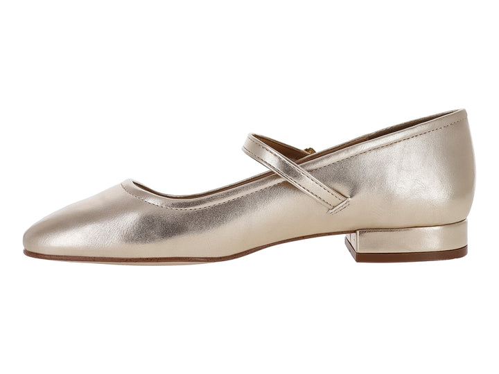 Zapato plano color platino metálico con correa ajustable y tacón bajo cuadrado.