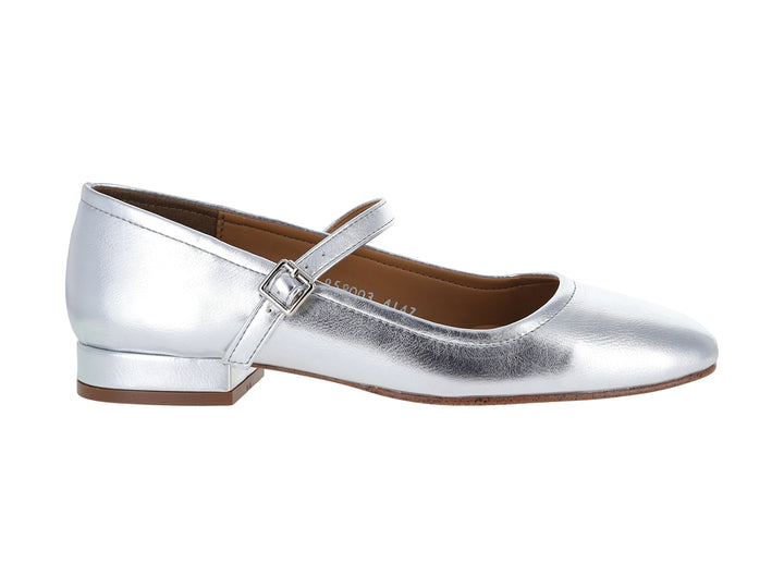 Zapato plano color plata con correa ajustable y hebilla, punta redondeada.