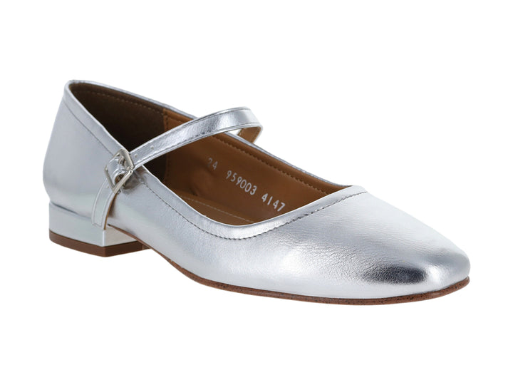 Zapato plano color plata con correa ajustable y hebilla, punta redondeada.