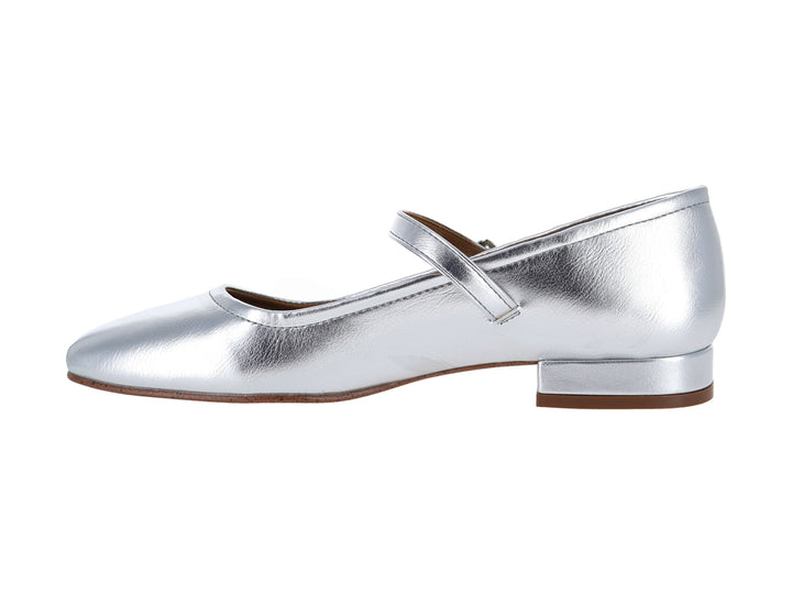 Zapato plano color plata con correa ajustable y hebilla, punta redondeada.