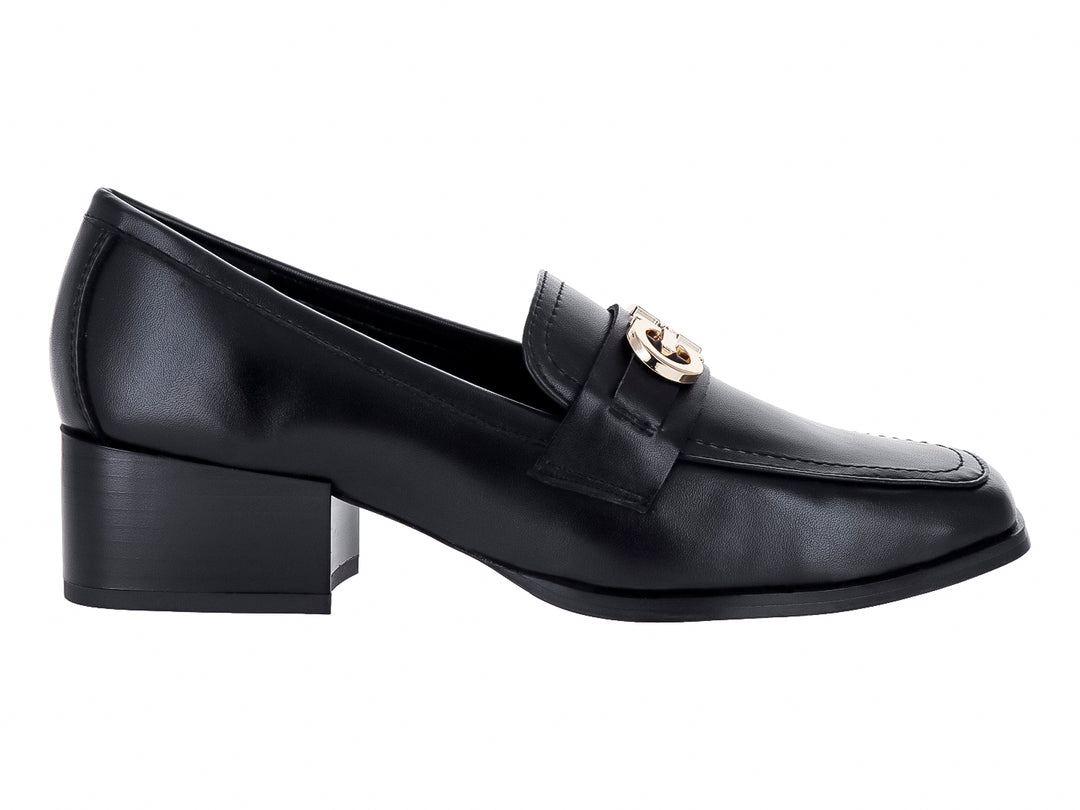 Zapato tipo mocasín color negro con tacón cuadrado y detalle metálico dorado en la parte superior.