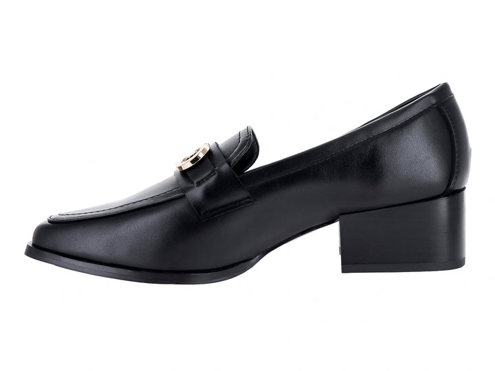Zapato tipo mocasín color negro con tacón cuadrado y detalle metálico dorado en la parte superior.