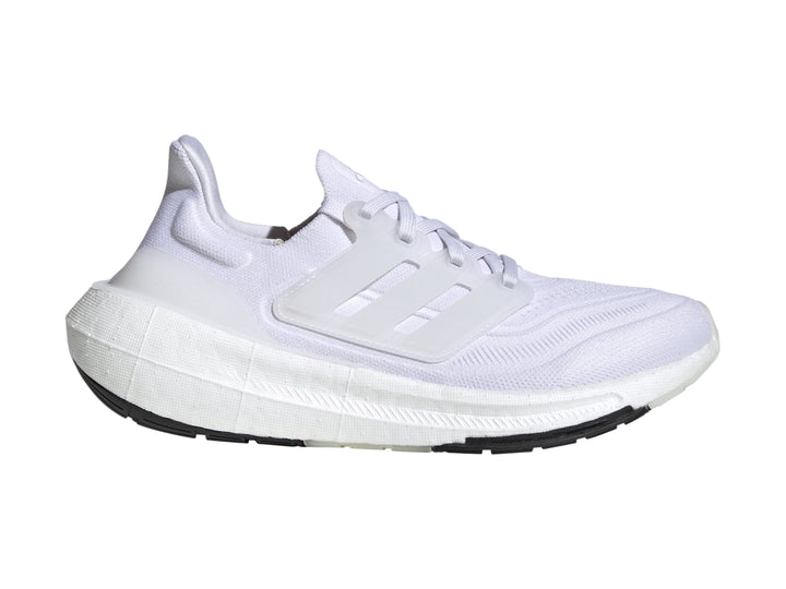 Tenis Adidas Ultraboost Light color blanco con suela negra.