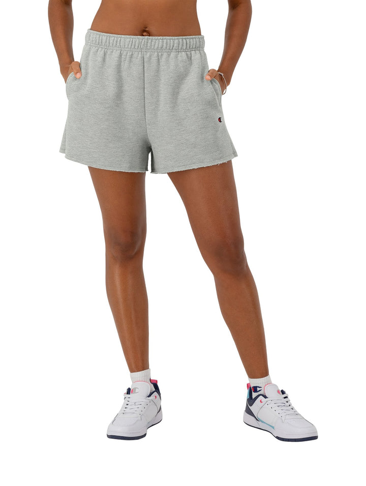 Mujer vistiendo shorts deportivos color gris Oxford de la marca Champion.
