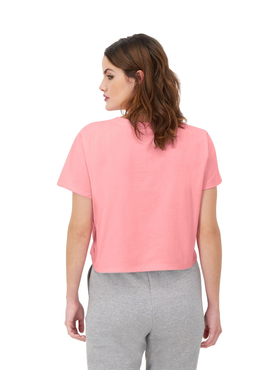 Mujer modelando una camiseta rosa de manga corta y cuello redondo de la marca Champion.