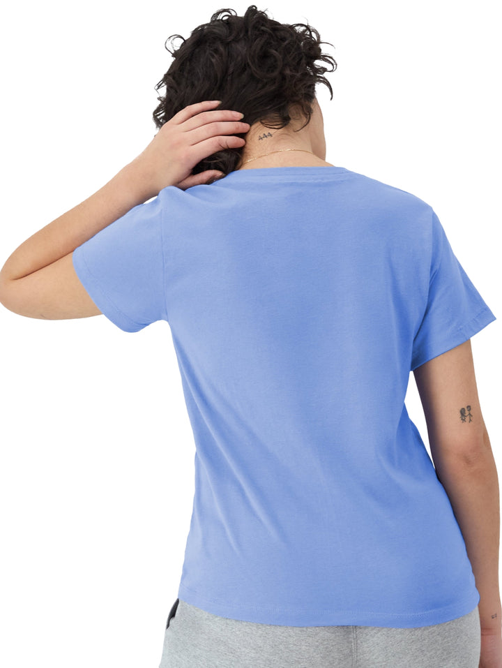 Camiseta azul claro de manga corta con estampado blanco de Champion en el pecho.