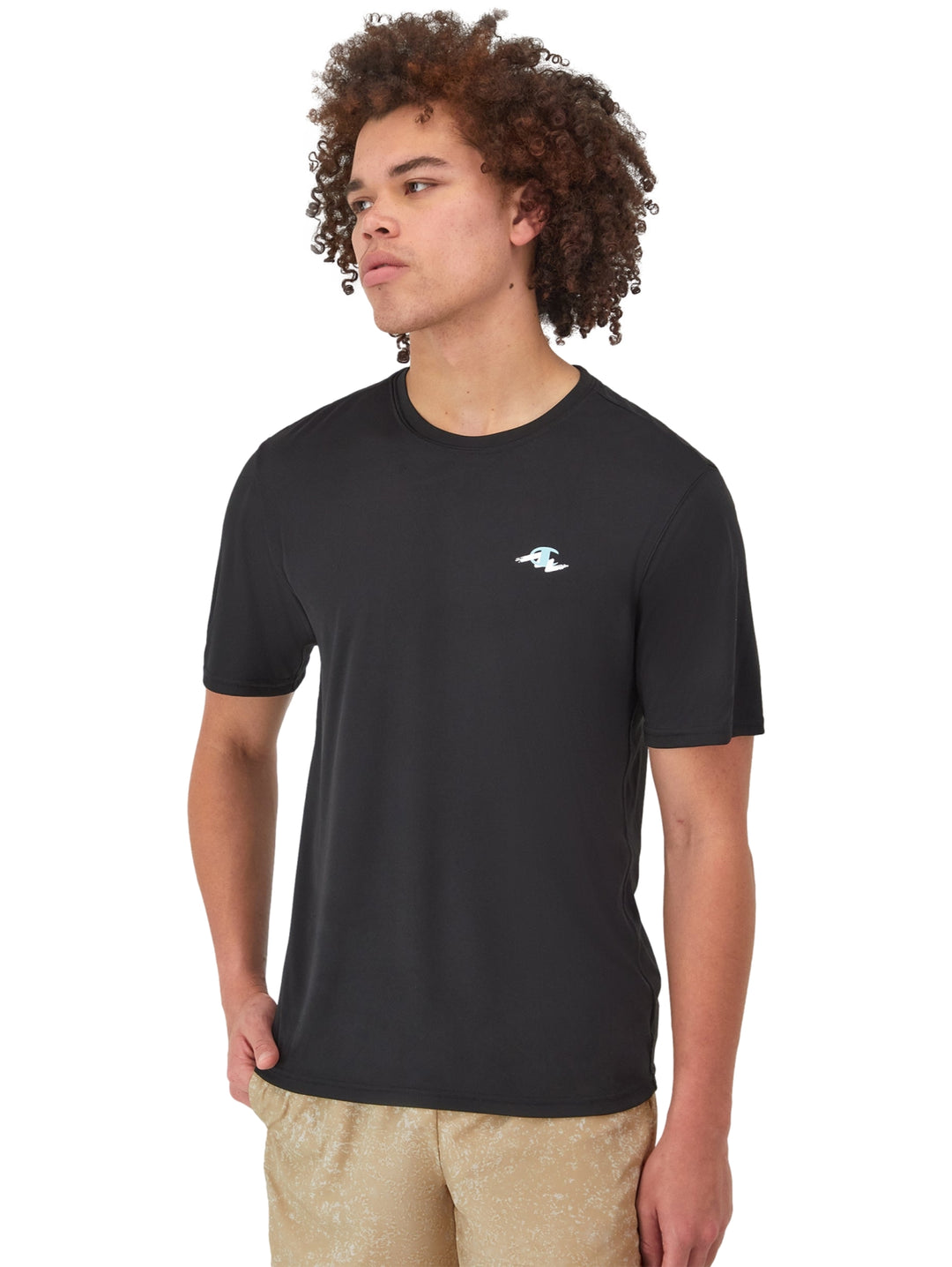 Hombre vistiendo una camiseta deportiva de manga corta color negro de la marca Champion con un pequeño logo gráfico.