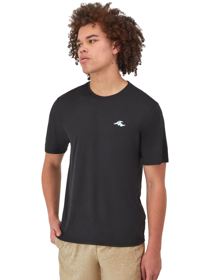 Hombre vistiendo una camiseta deportiva de manga corta color negro de la marca Champion con un pequeño logo gráfico.