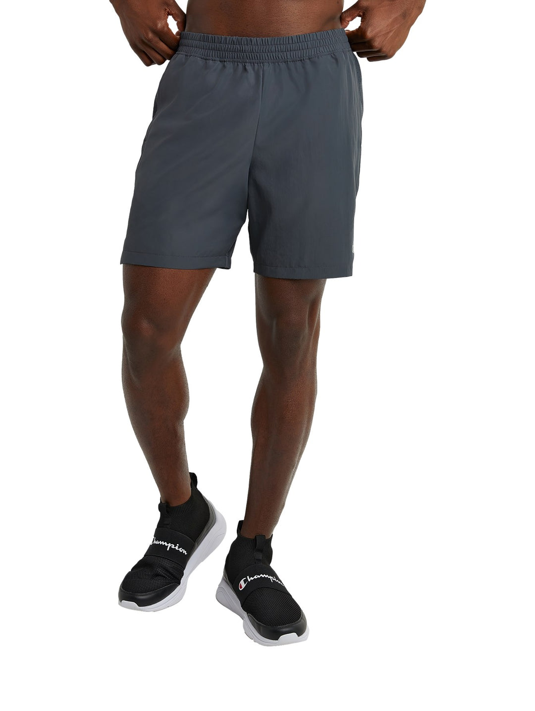 Pantalones cortos deportivos Champion color gris oscuro con cintura elástica.