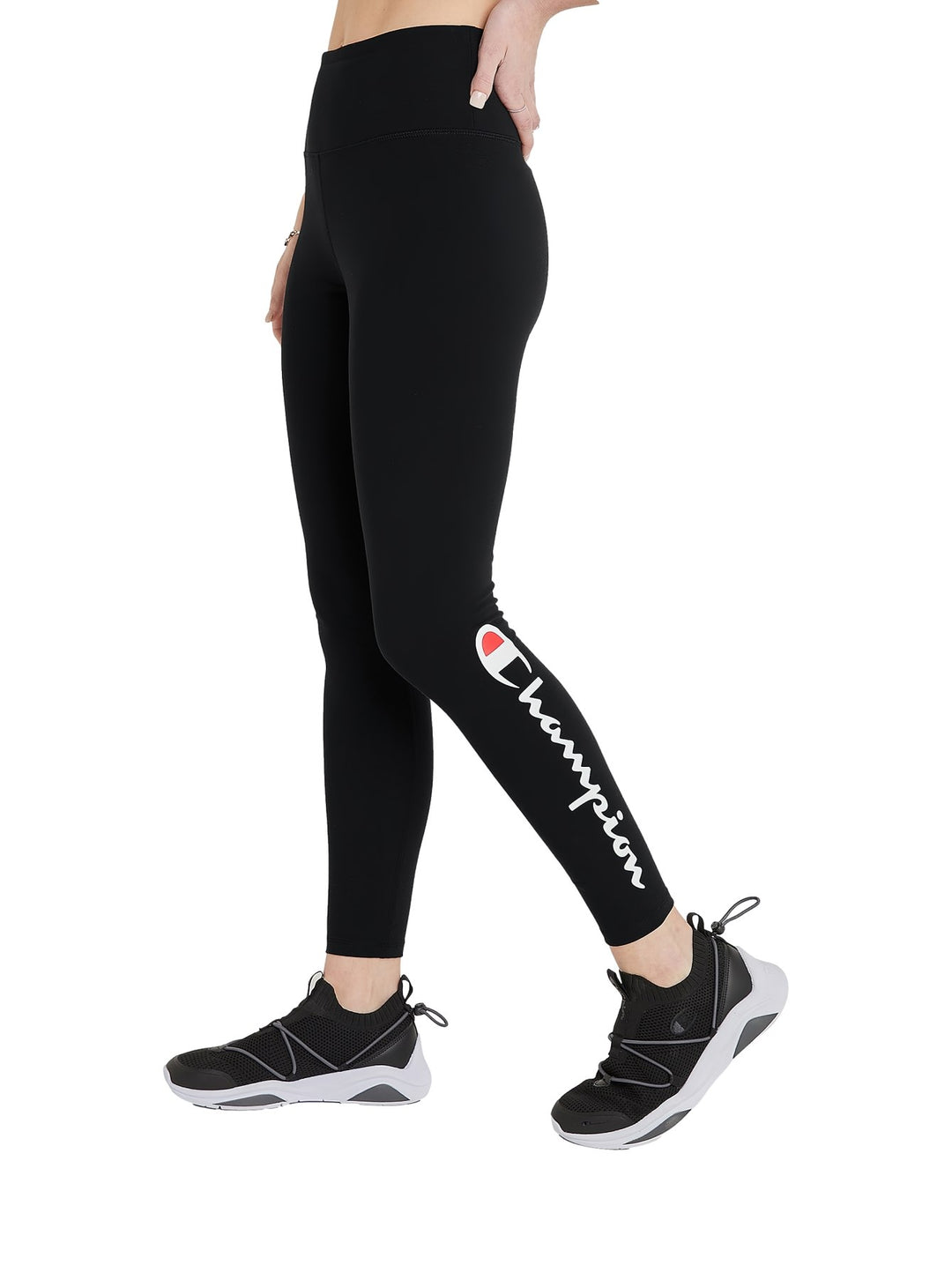 Leggings deportivos Champion color negro con logotipo blanco en la pierna izquierda, usados por una mujer.