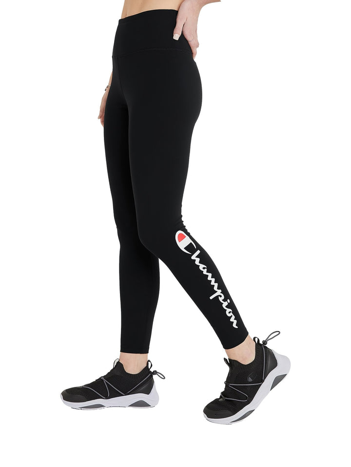 Leggings deportivos Champion color negro con logotipo blanco en la pierna izquierda, usados por una mujer.