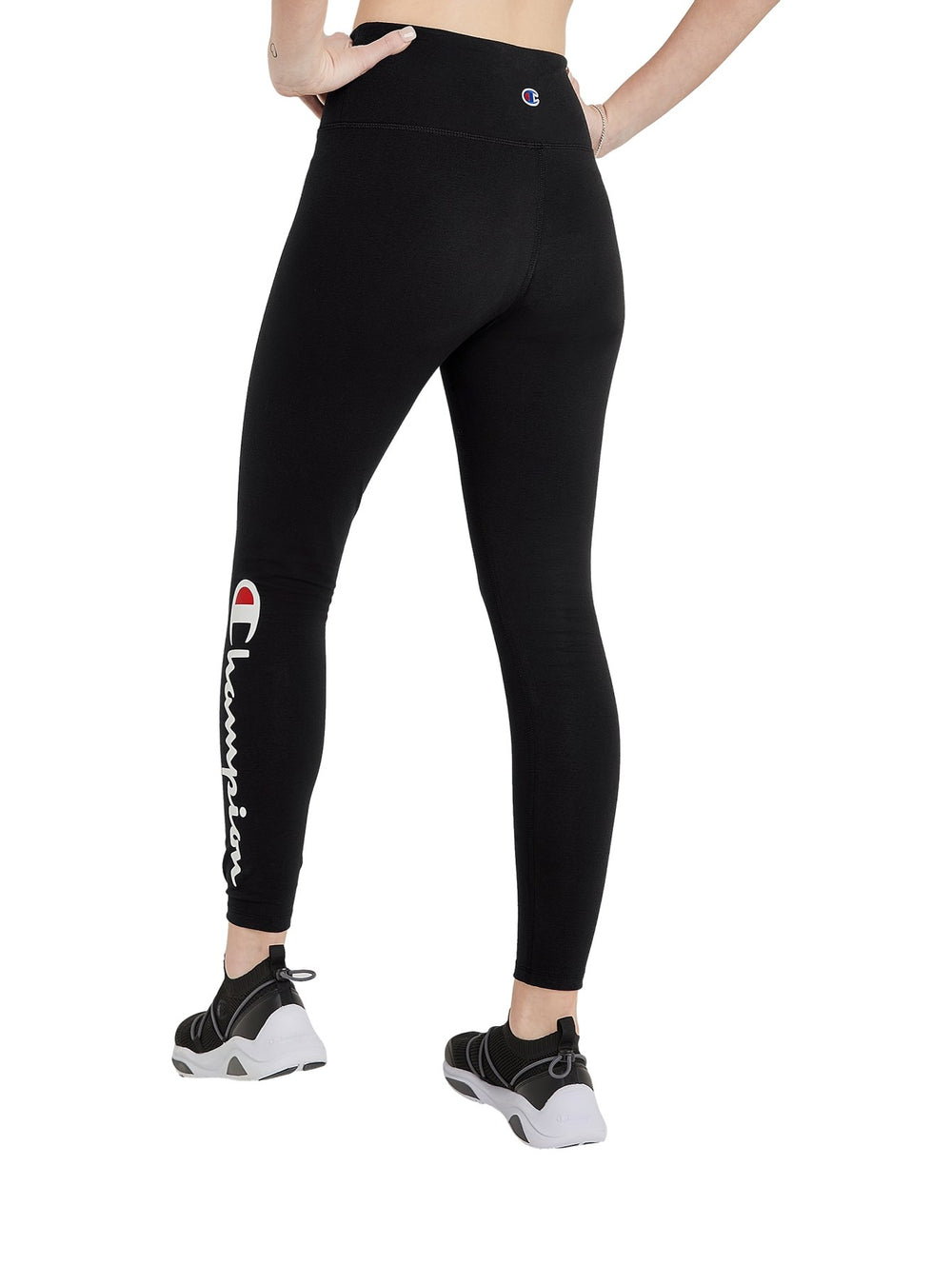 Leggings deportivos Champion color negro con logotipo blanco en la pierna izquierda, usados por una mujer.