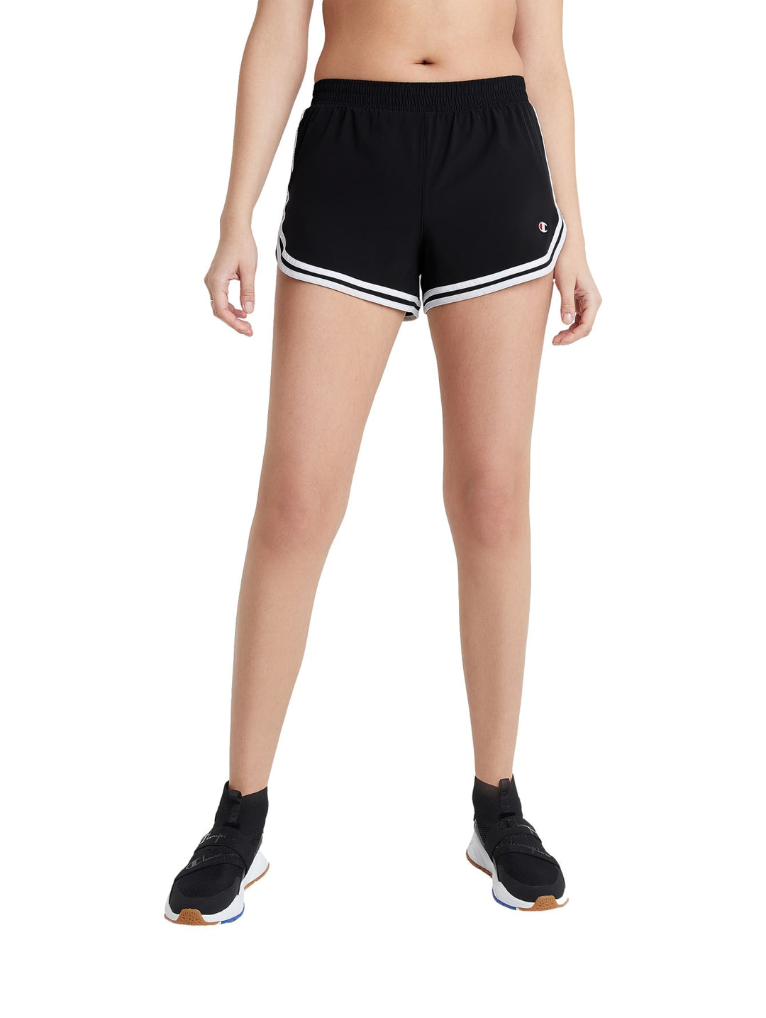Shorts deportivos Champion color negro con detalles de franjas blancas en el borde inferior.