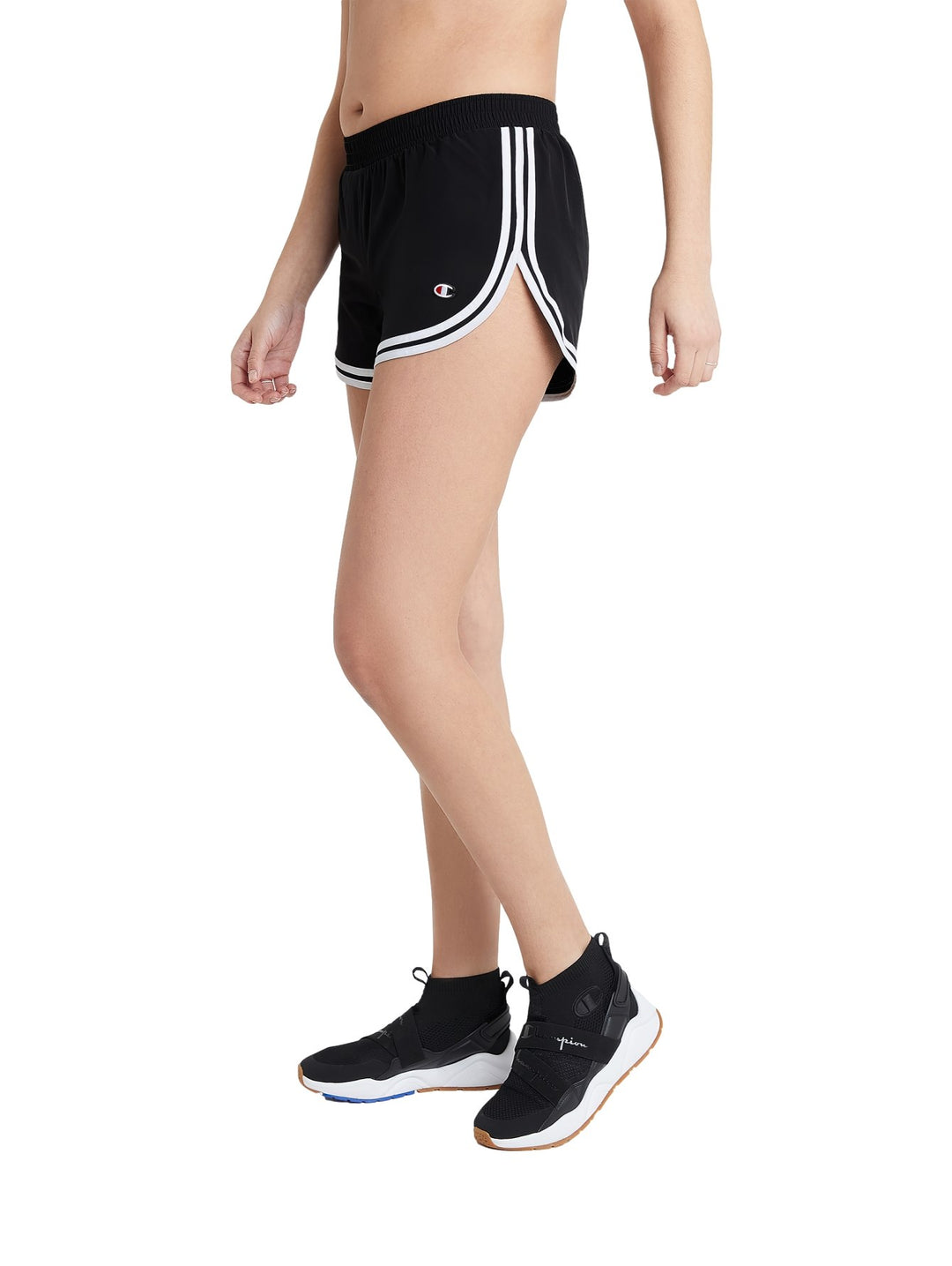 Shorts deportivos Champion color negro con detalles de franjas blancas en el borde inferior.