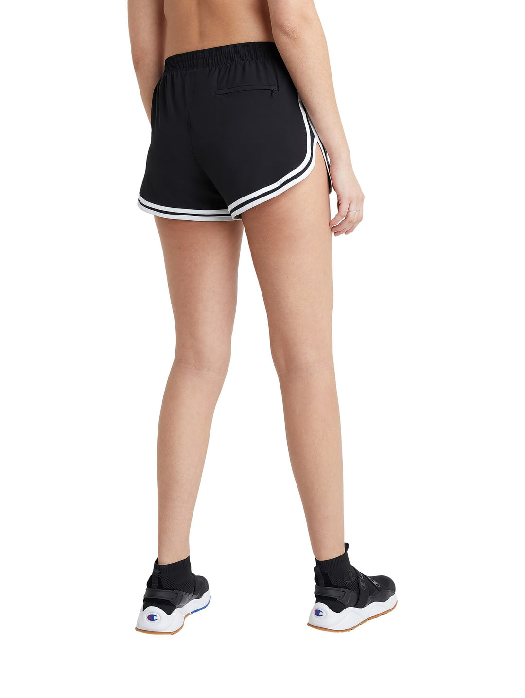 Shorts deportivos Champion color negro con detalles de franjas blancas en el borde inferior.