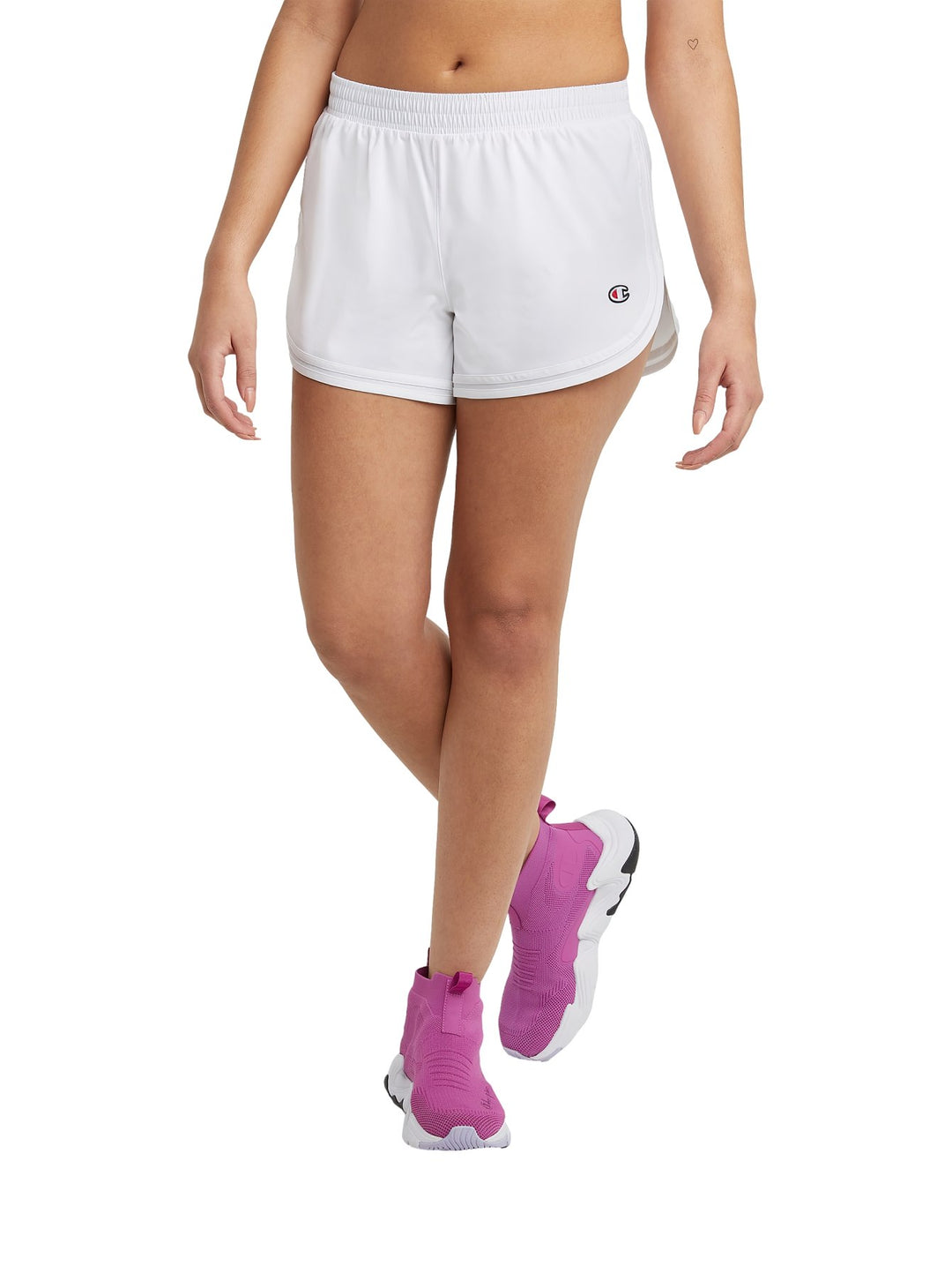 Mujer vistiendo shorts deportivos blancos de la marca Champion.