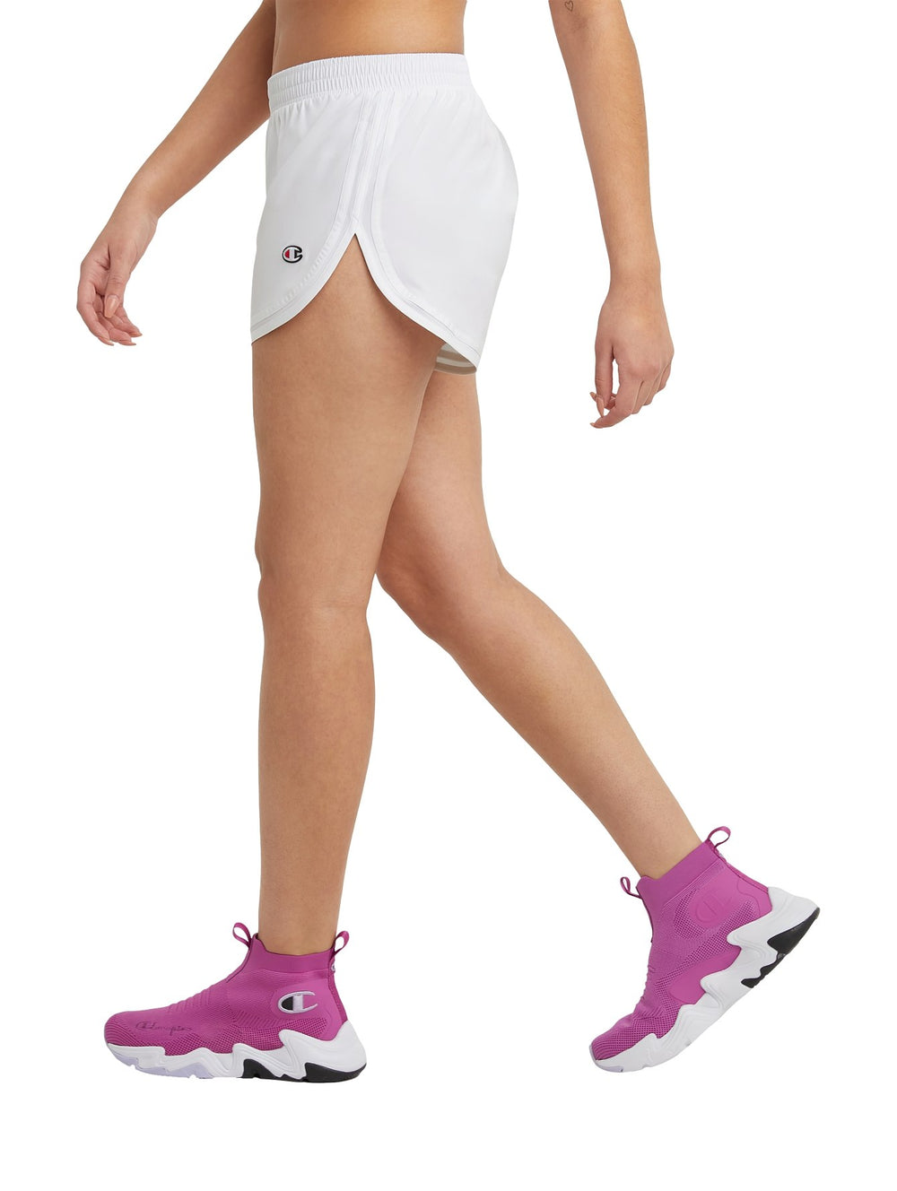 Mujer vistiendo shorts deportivos blancos de la marca Champion.