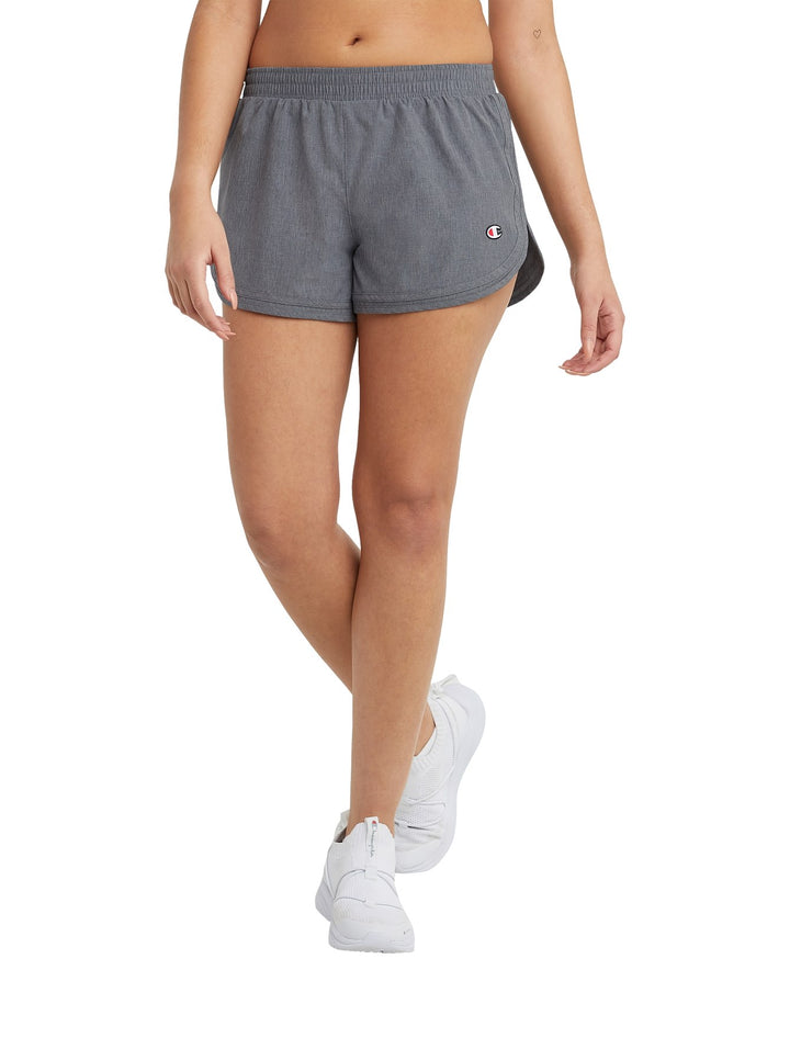 Mujer vistiendo shorts deportivos color gris jaspeado marca Champion.