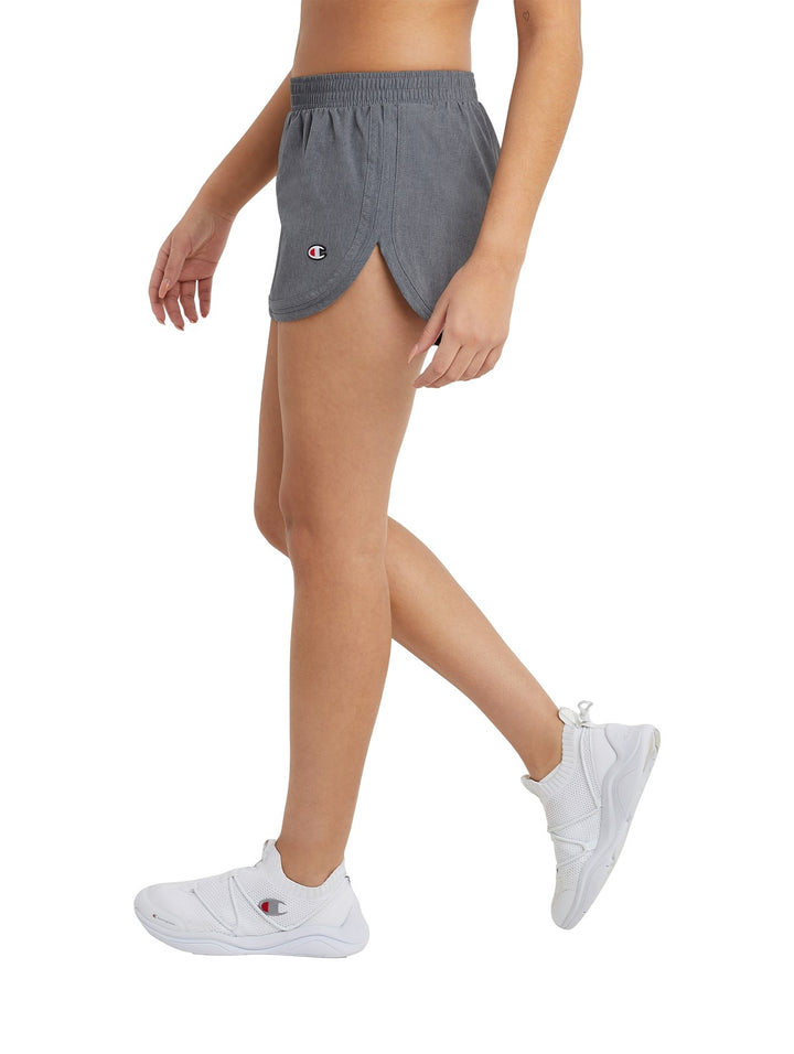 Mujer vistiendo shorts deportivos color gris jaspeado marca Champion.