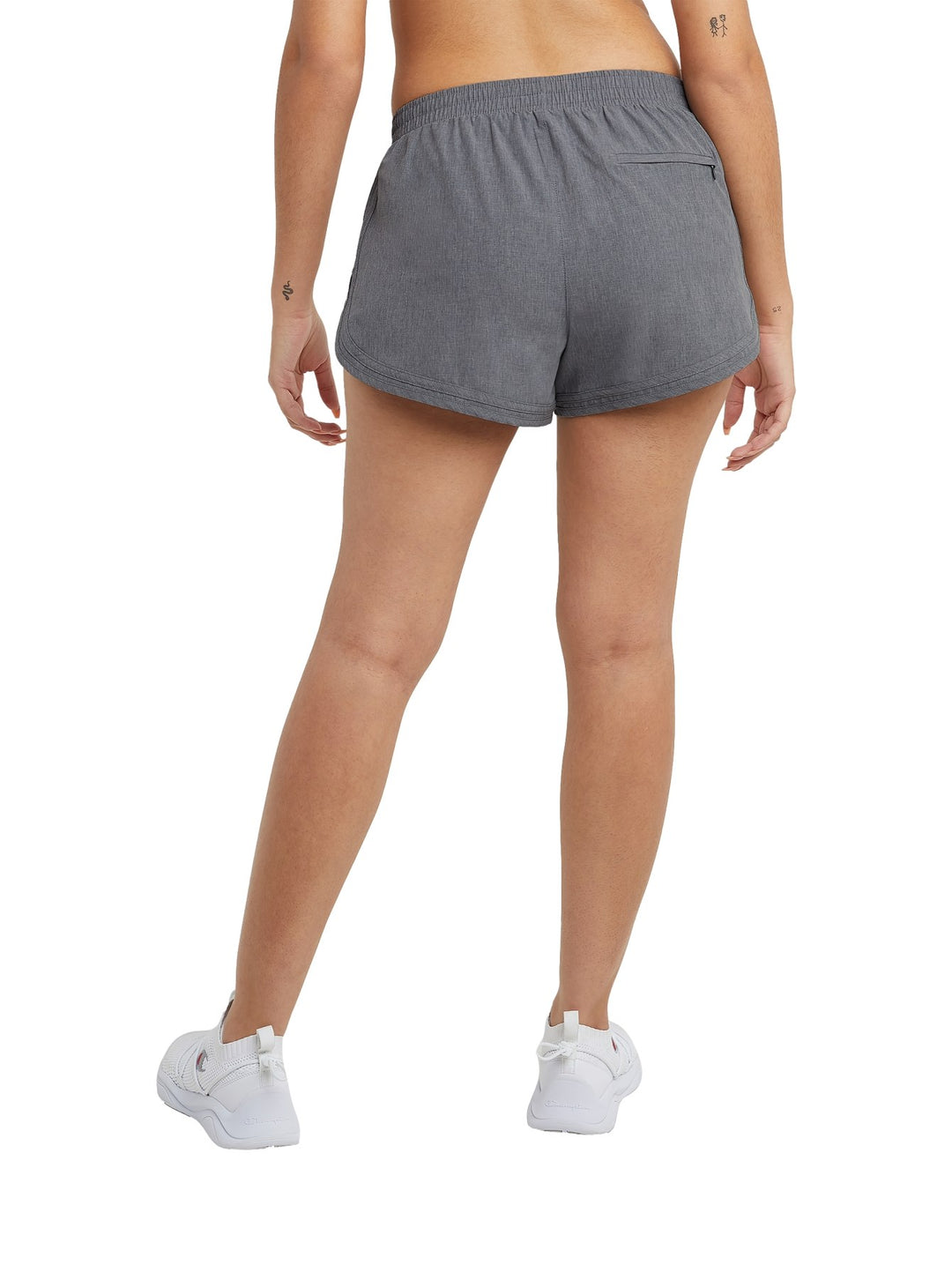 Mujer vistiendo shorts deportivos color gris jaspeado marca Champion.