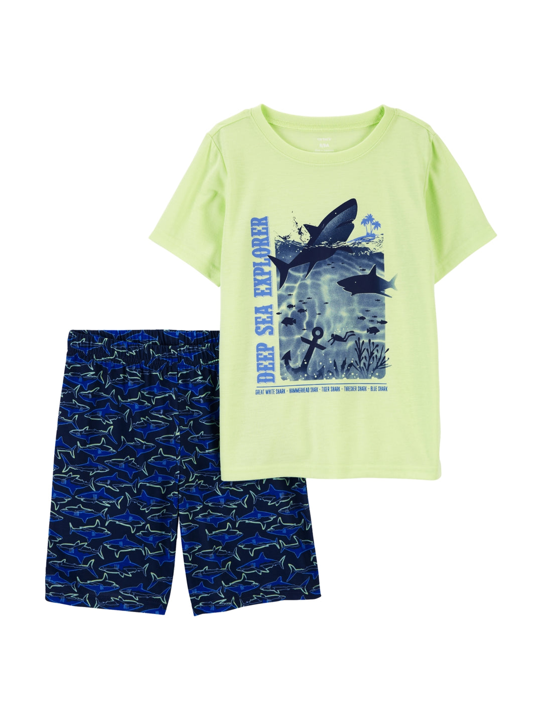 Pijama para niño compuesta por camiseta verde con gráfico de tiburón y short azul con estampado de tiburones.