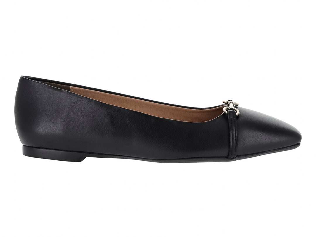 Zapato plano tipo ballerina color negro de cuero con un adorno metálico plateado en la parte frontal.