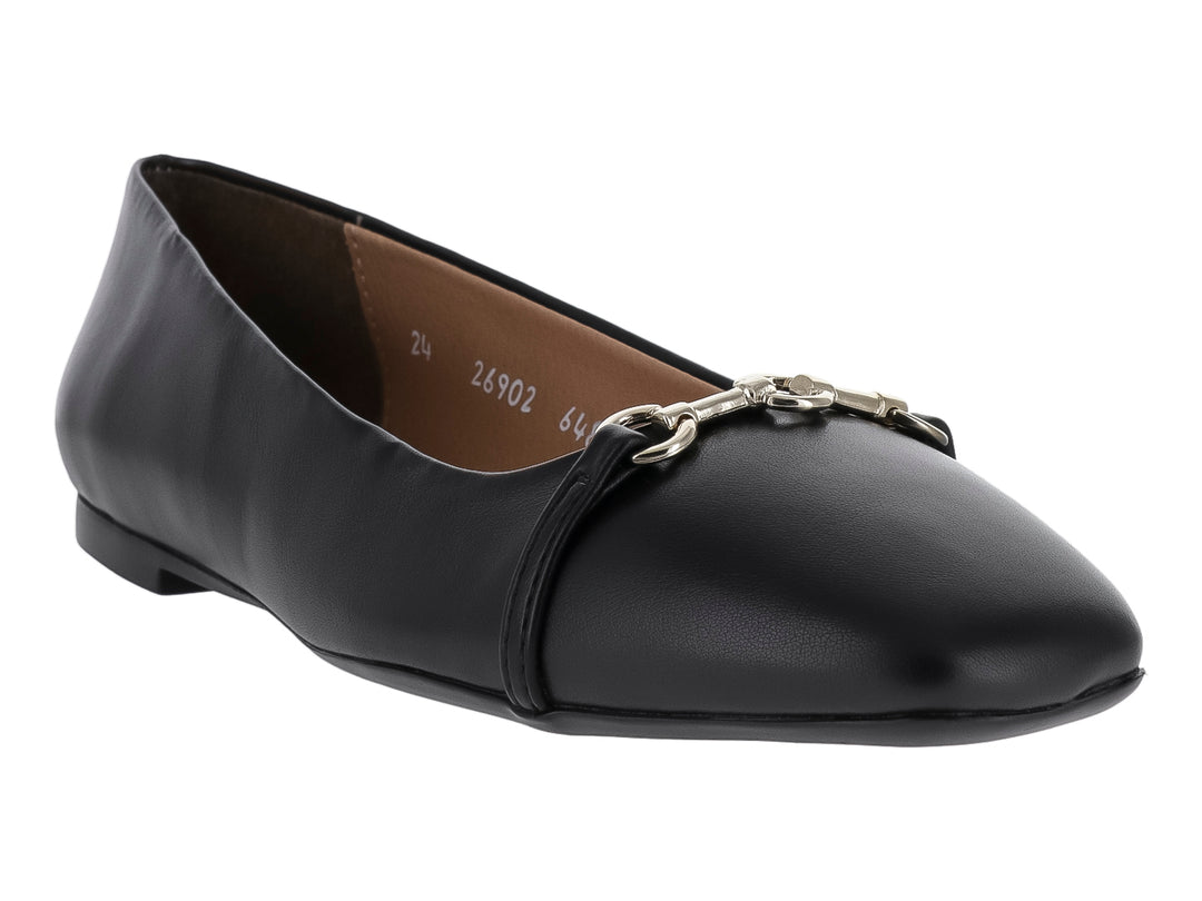 Zapato plano tipo ballerina color negro de cuero con un adorno metálico plateado en la parte frontal.