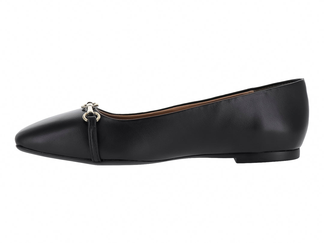 Zapato plano tipo ballerina color negro de cuero con un adorno metálico plateado en la parte frontal.