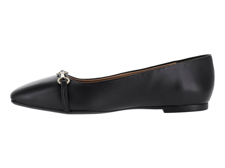 Zapato plano tipo ballerina color negro de cuero con un adorno metálico plateado en la parte frontal.