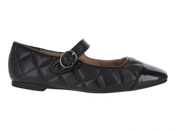 Zapato plano negro acolchado con punta de charol y correa con hebilla plateada.