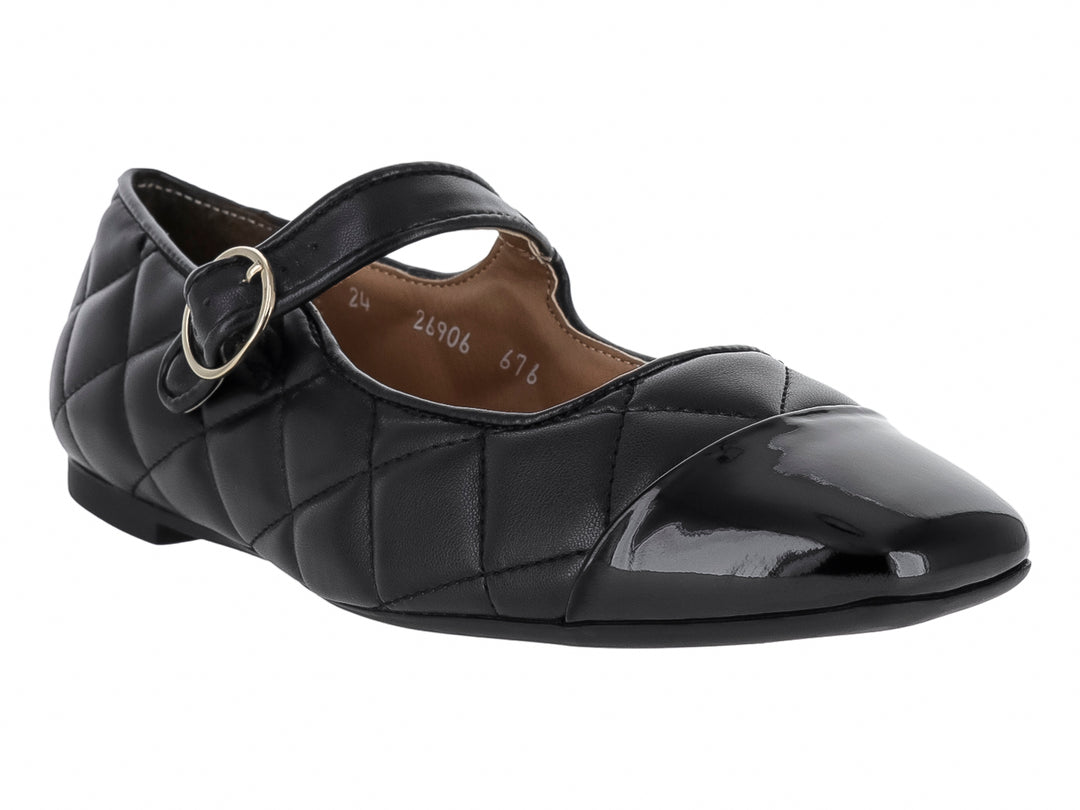 Zapato plano negro acolchado con punta de charol y correa con hebilla plateada.