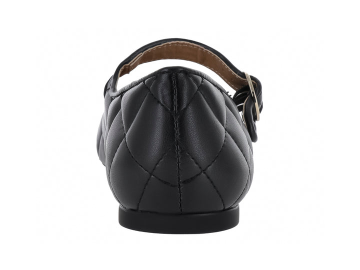 Zapato plano negro acolchado con punta de charol y correa con hebilla plateada.